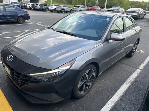 Used 2023 Hyundai Elantra SEL w/ Convenience Package FWD image 3