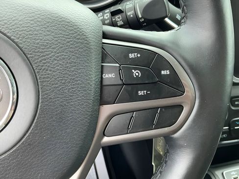 Used 2019 Jeep Cherokee Latitude w/ Cold Weather Group FWD image 18