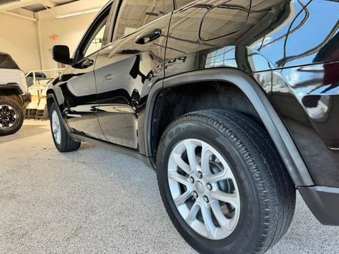 Used 2014 Jeep Grand Cherokee Laredo w/ 18" Wheel & 8.4" Radio Group AWD/4WD image 11