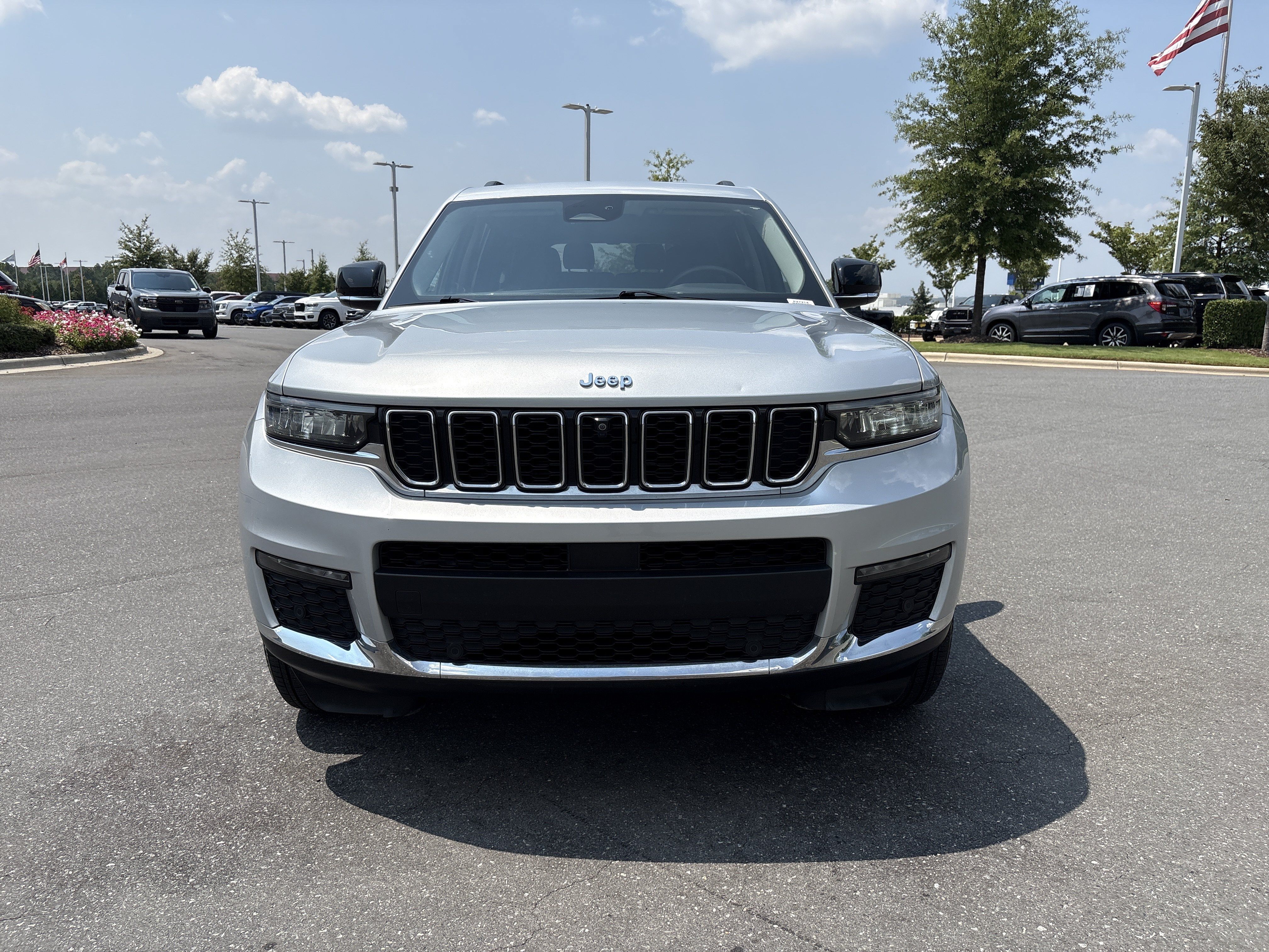 Used 2023 Jeep Grand Cherokee L Limited w/ Luxury Tech Group II AWD/4WD image 3