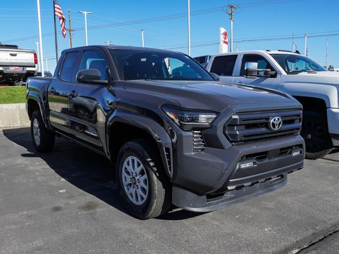 Used 2025 Toyota Tacoma SR5 AWD/4WD image 2