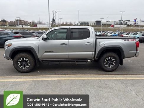 Used 2017 Toyota Tacoma TRD Off-Road image 4