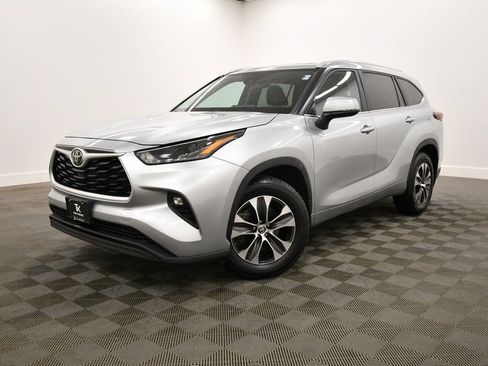 Used 2024 Toyota Highlander XLE AWD/4WD image 2