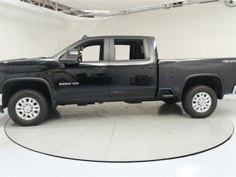 Used 2024 Chevrolet Silverado 2500 LT w/ Convenience Package image 2