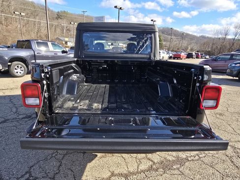 New 2026 Jeep Gladiator Sport AWD/4WD image 9