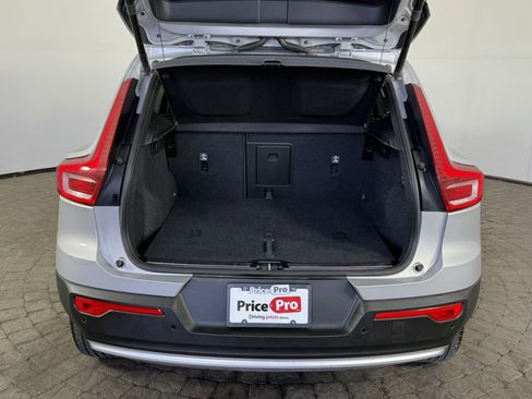 Used 2025 Volvo XC40 B5 Plus image 7