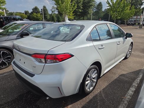 Used 2026 Toyota Corolla LE w/ LE Premium Package FWD image 3