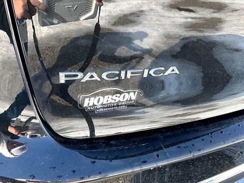 Used 2024 Chrysler Pacifica Touring-L image 14