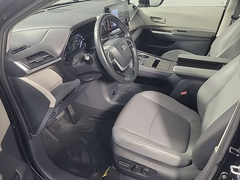 Used 2022 Toyota Sienna XLE image 19