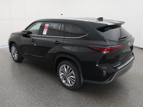 New 2026 Toyota Highlander Platinum image 5