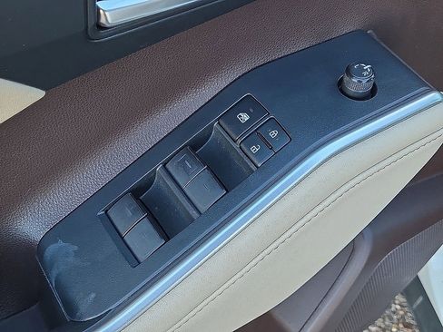 Used 2022 Toyota Highlander XLE image 23