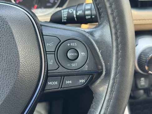 Used 2019 Toyota RAV4 XLE Premium FWD image 27