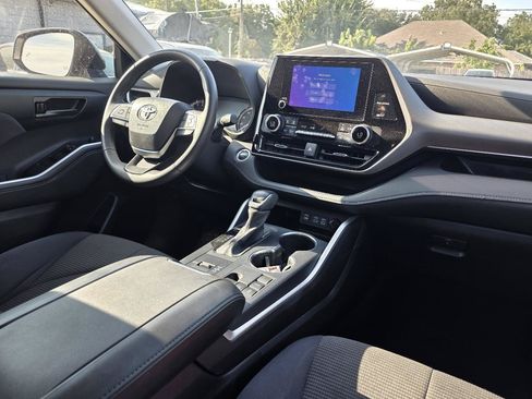 Used 2025 Toyota Highlander LE FWD image 17