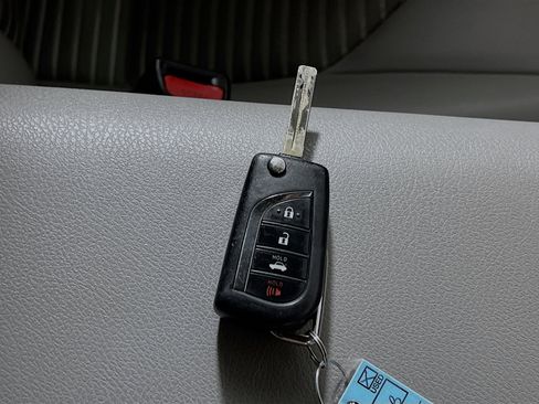 Used 2018 Toyota Camry SE image 35