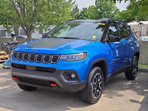 Used 2025 Jeep Compass Trailhawk AWD/4WD image 2