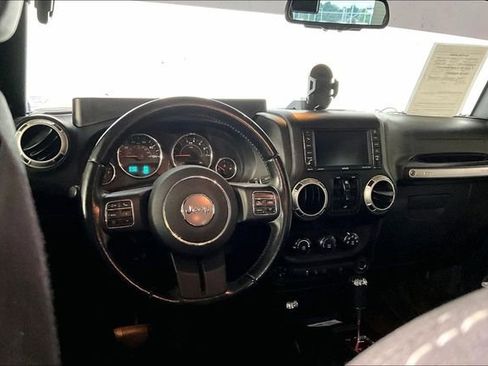 Used 2017 Jeep Wrangler Unlimited Rubicon w/ Connectivity Group AWD/4WD image 3