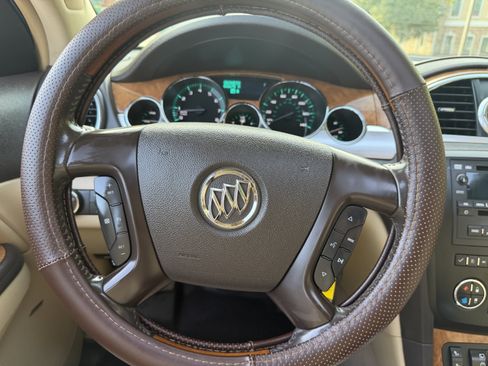 Used 2008 Buick Enclave CXL w/ Entertainment Package #2 FWD image 34