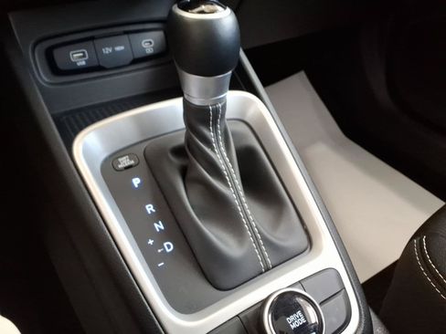 Certified 2025 Hyundai Venue SEL FWD image 25