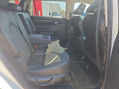 Used 2023 Toyota Highlander XLE image 32