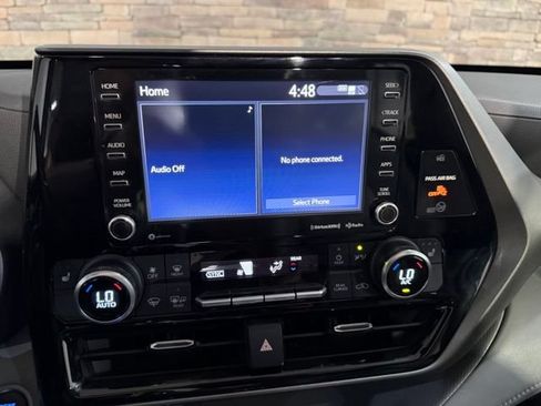 Used 2021 Toyota Highlander XLE AWD/4WD image 19