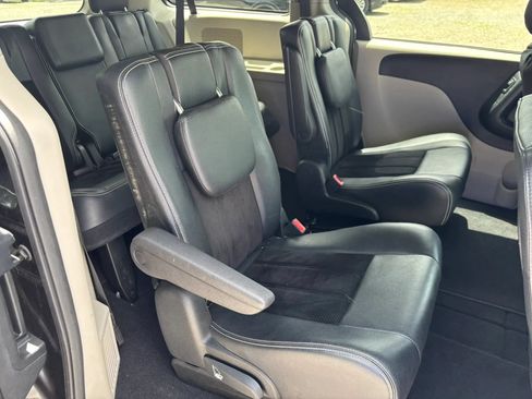Used 2017 Dodge Grand Caravan SXT FWD image 18