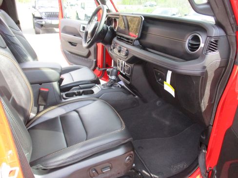Certified 2025 Jeep Gladiator Sport AWD/4WD image 15