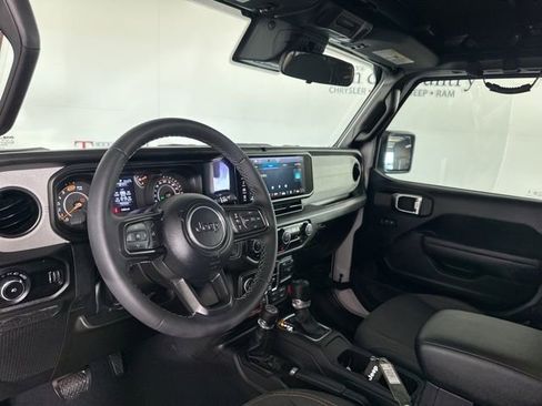 Used 2025 Jeep Wrangler Willys image 18