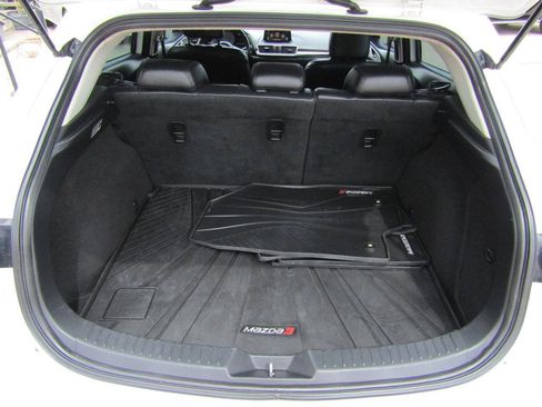 Used 2017 MAZDA MAZDA3 Touring FWD image 11