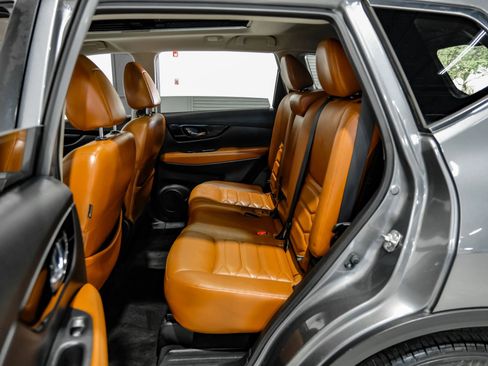 Used 2018 Nissan Rogue SL w/ Premium Package image 23