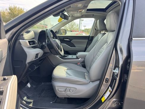 Used 2024 Toyota Highlander XLE image 24