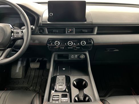 Used 2025 Honda Pilot TrailSport image 14