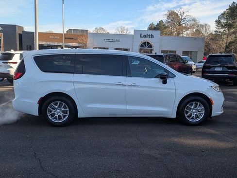 New 2026 Chrysler Pacifica Select image 4