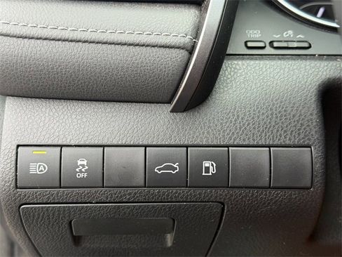 Used 2018 Toyota Camry SE w/ Convenience Package image 18