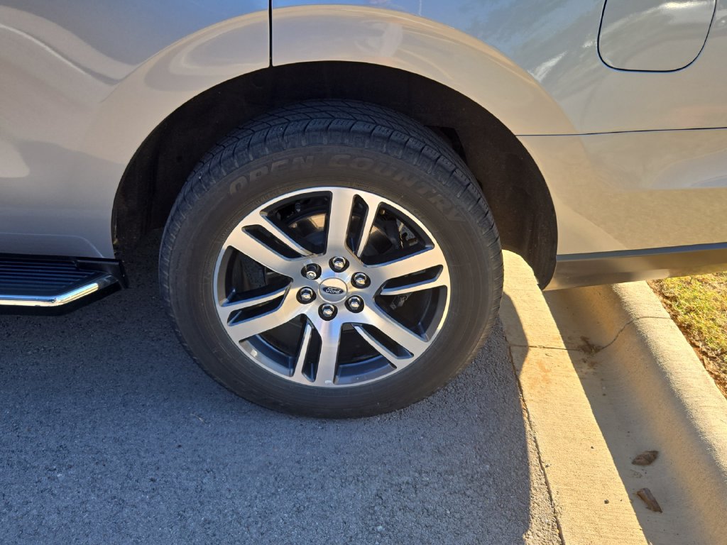 Used 2023 Ford Expedition XLT AWD/4WD image 5