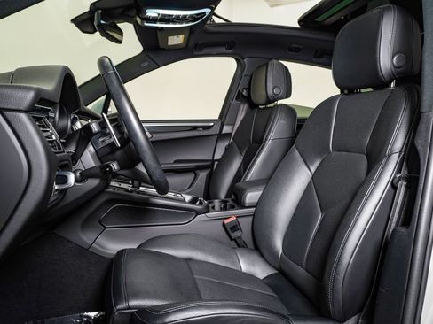 Certified 2024 Porsche Macan AWD/4WD image 5