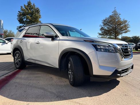 Used 2025 Nissan Pathfinder SV image 5