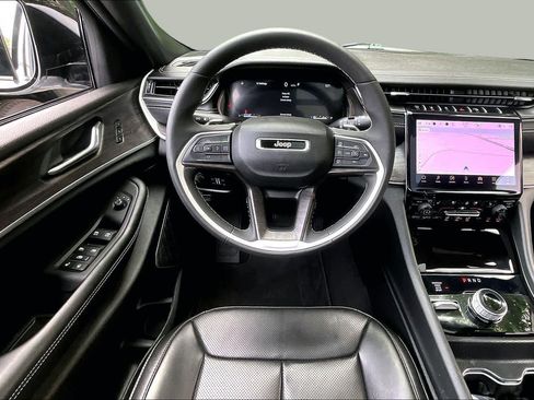 Used 2025 Jeep Grand Cherokee Limited w/ Luxury Tech Group II AWD/4WD image 6