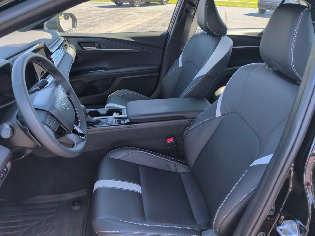 Used 2025 Toyota Camry SE w/ Convenience Package FWD image 4