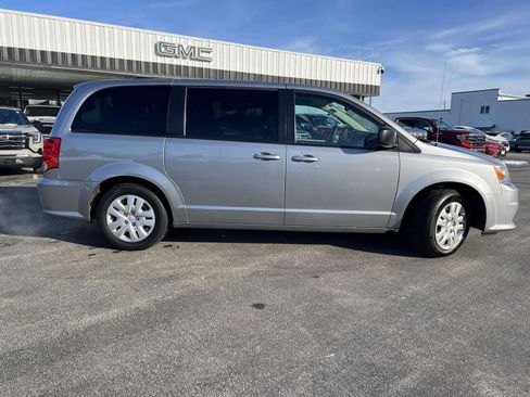 Used 2018 Dodge Grand Caravan SE w/ UConnect Hands-Free Group image 3