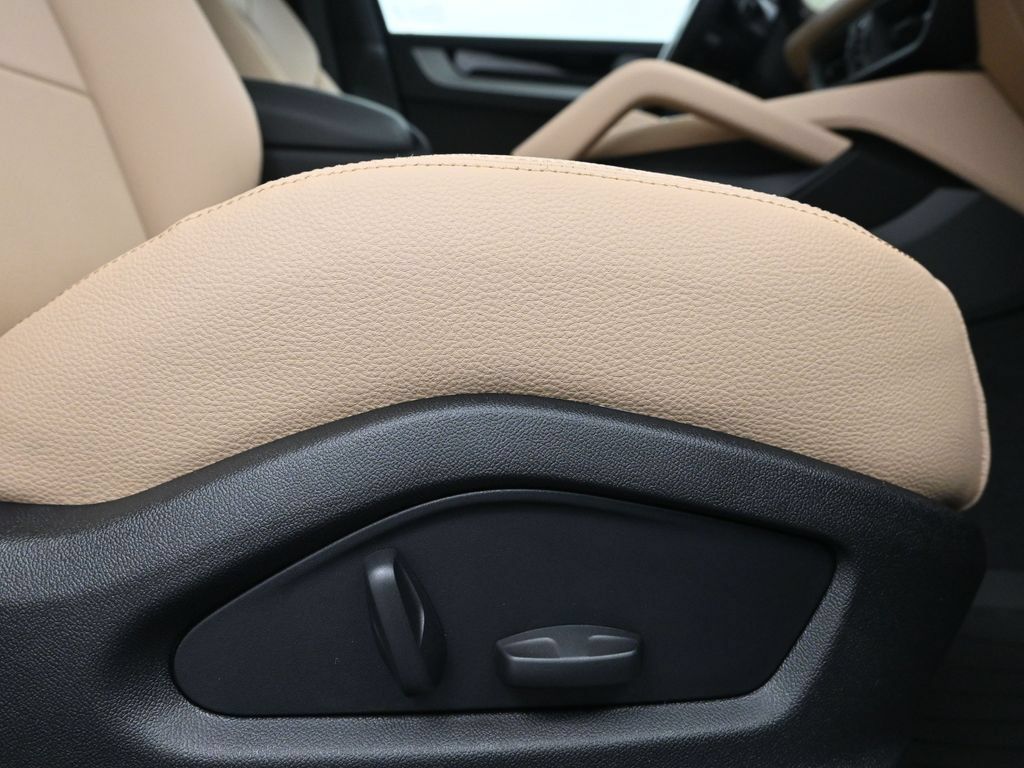 Certified 2026 Porsche Cayenne AWD/4WD image 14
