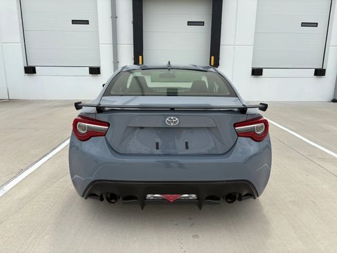 Used 2018 Toyota 86 RWD image 8