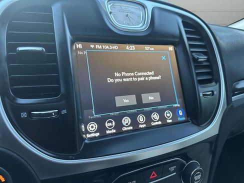 Used 2018 Chrysler 300 Limited image 36