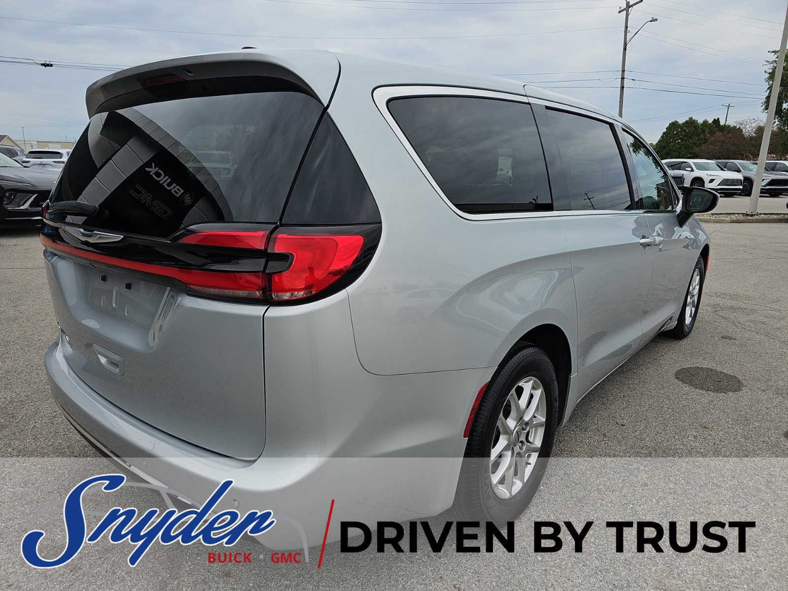 Used 2023 Chrysler Pacifica Touring-L FWD image 7