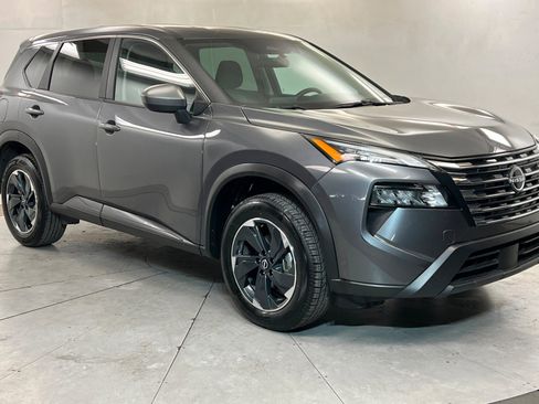 Used 2025 Nissan Rogue SV image 8