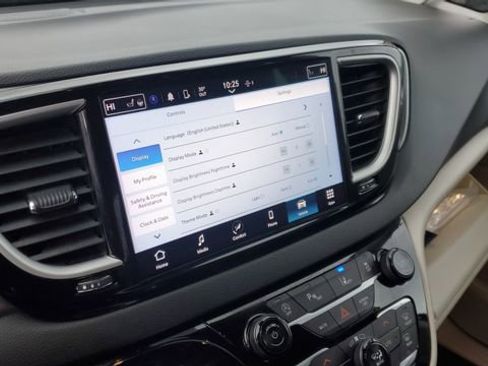 Certified 2024 Chrysler Pacifica Touring-L image 14