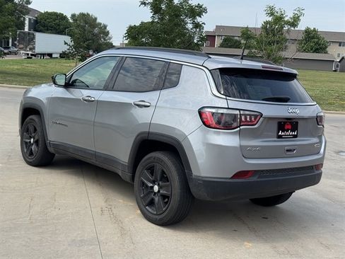 Used 2022 Jeep Compass Latitude w/ Sun and Sound Group AWD/4WD image 6