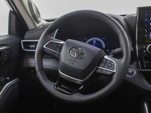 Used 2025 Toyota Highlander Platinum AWD/4WD image 16