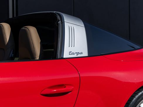 Certified 2019 Porsche 911 Targa 4S image 18