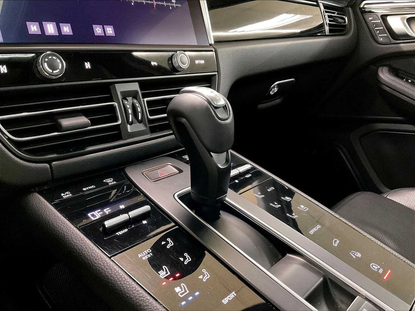 Certified 2022 Porsche Macan AWD/4WD image 17