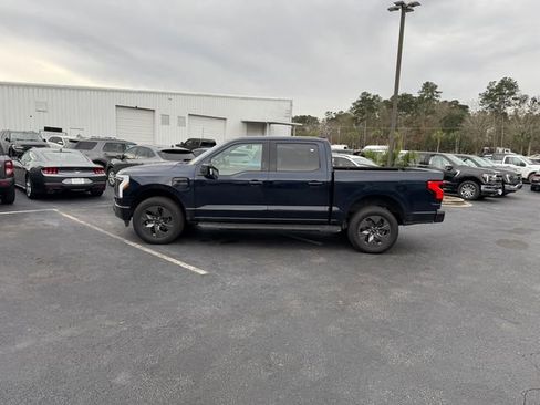 Used 2022 Ford F150 Lightning Lariat image 5